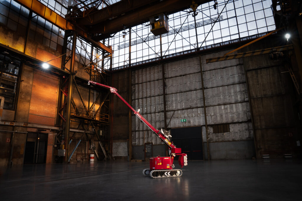 Hoeflon C1e compact crane in hoisting mode