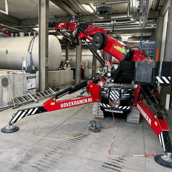 hoeflon c30e compact spider crane at mining worksite